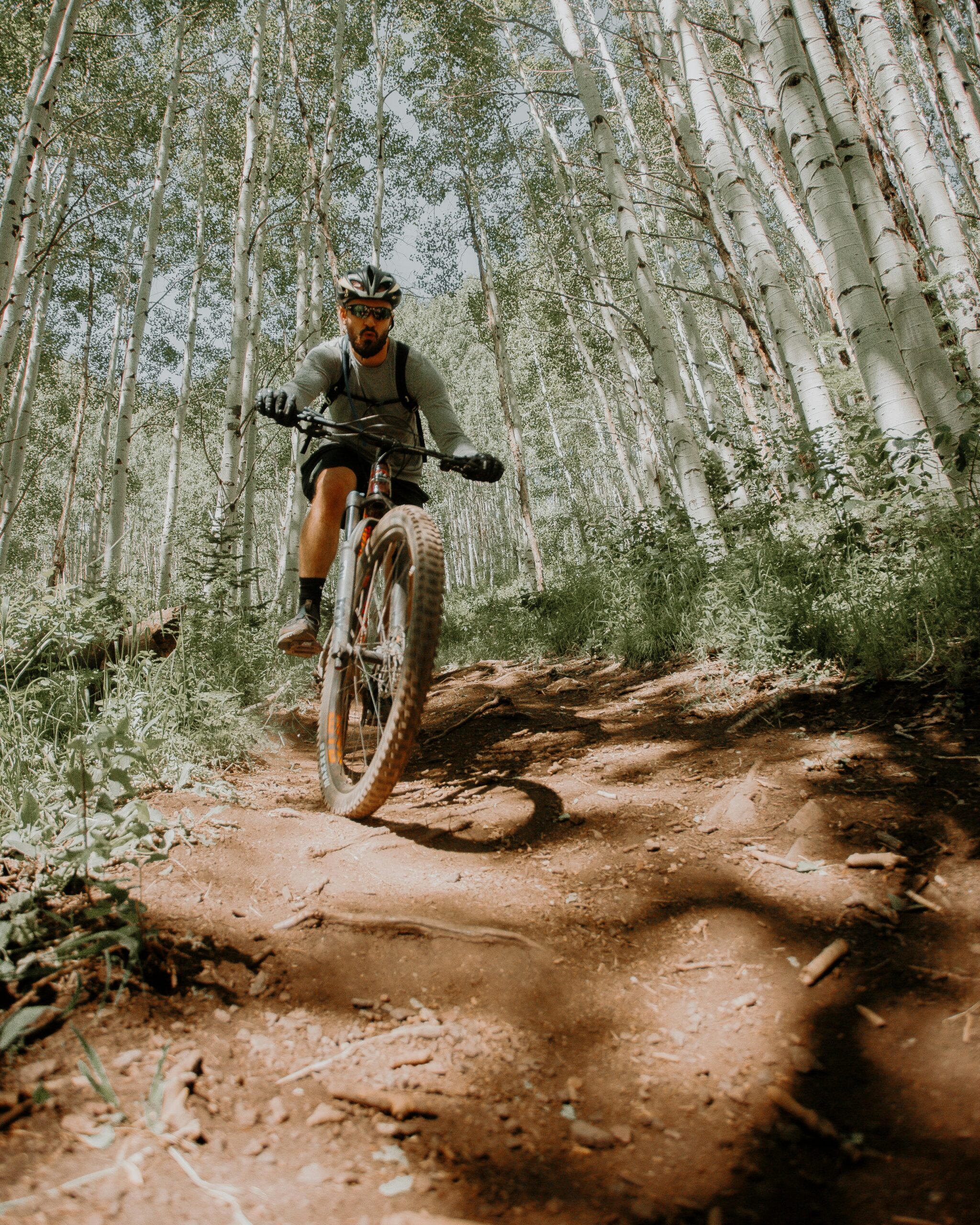 ciclista in mountain bike