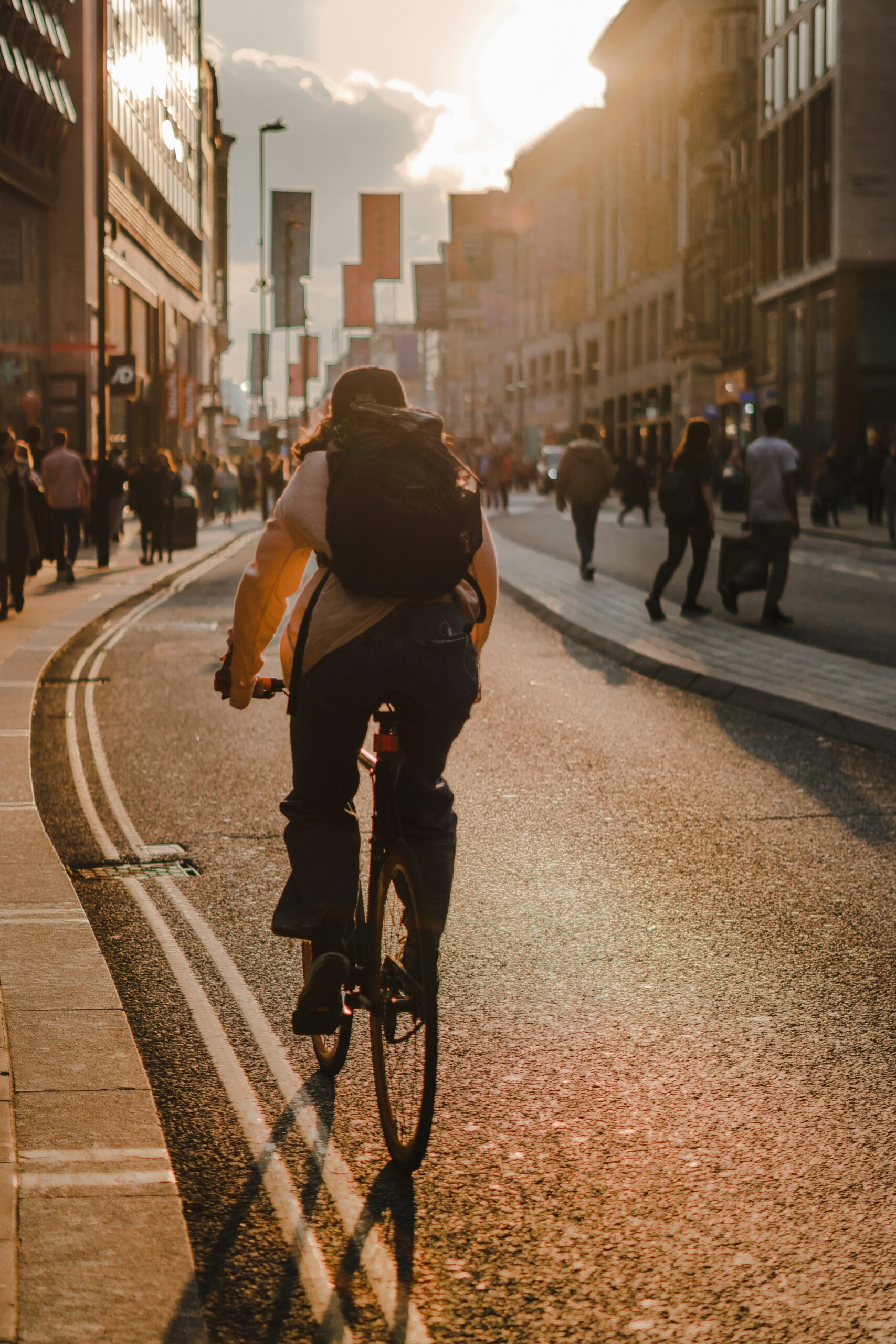 ciclista con bicicletta da città