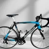bici da corsa pinarello fp quattro colore nero e azzurro