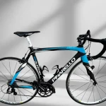 bici da corsa pinarello fp quattro colore nero e azzurro